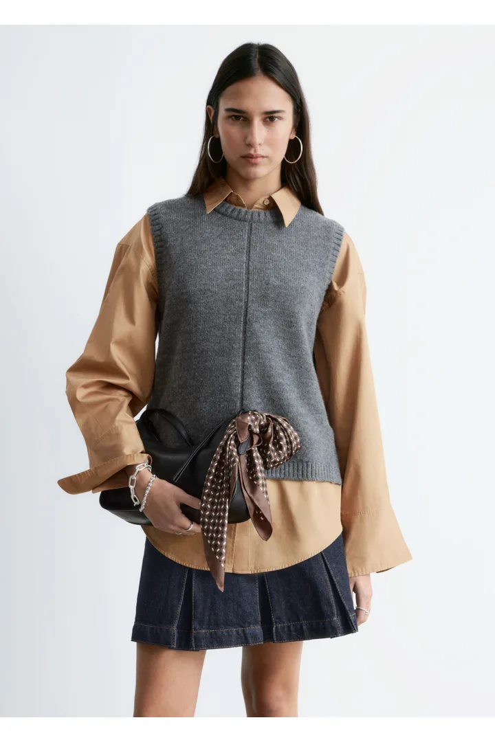 앤아더스토리즈 니트 스웨터 베스트의 다크 그레이컬러 ECOMLook입니다.