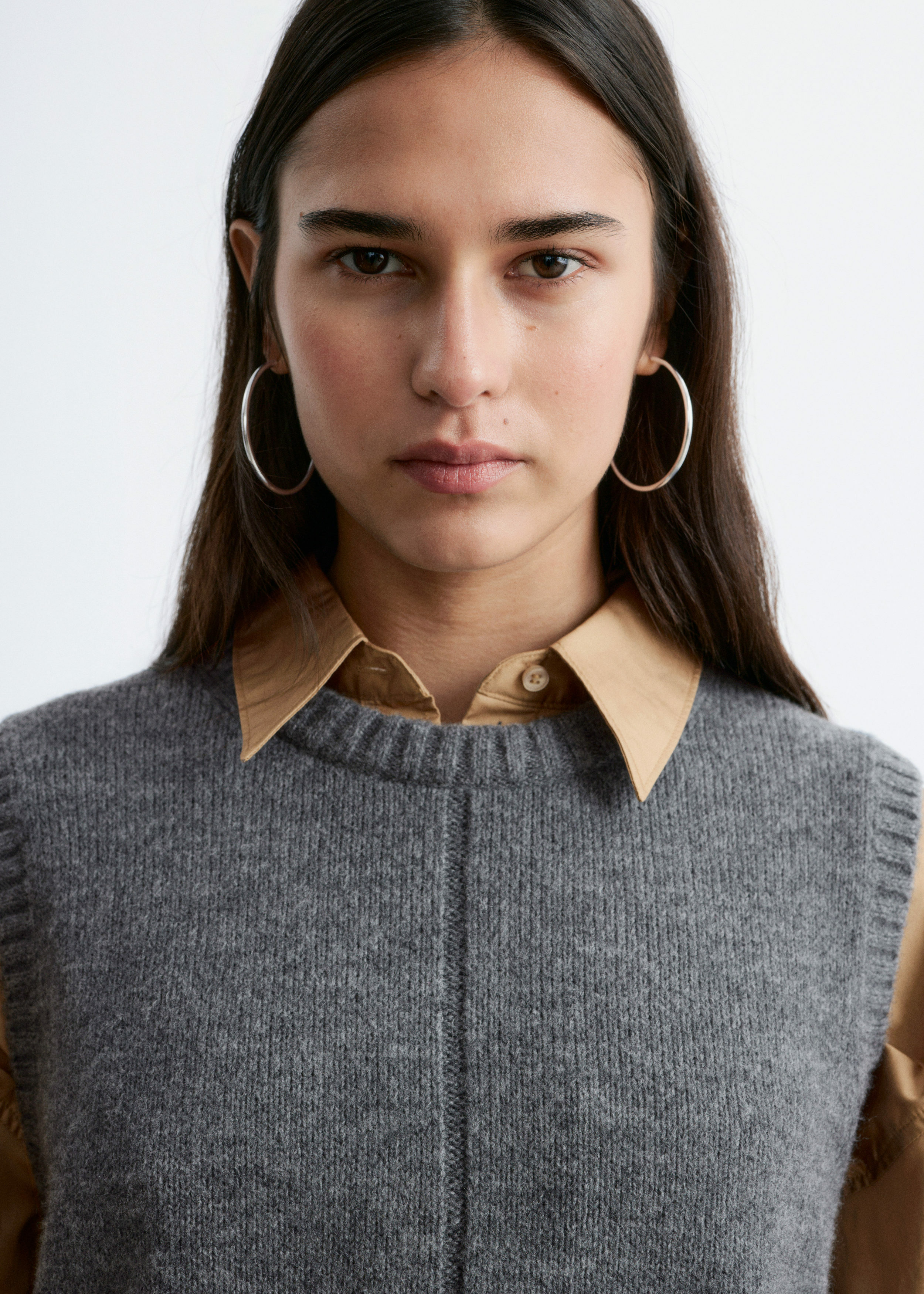 앤아더스토리즈 니트 스웨터 베스트의 다크 그레이컬러 ECOMLook입니다.