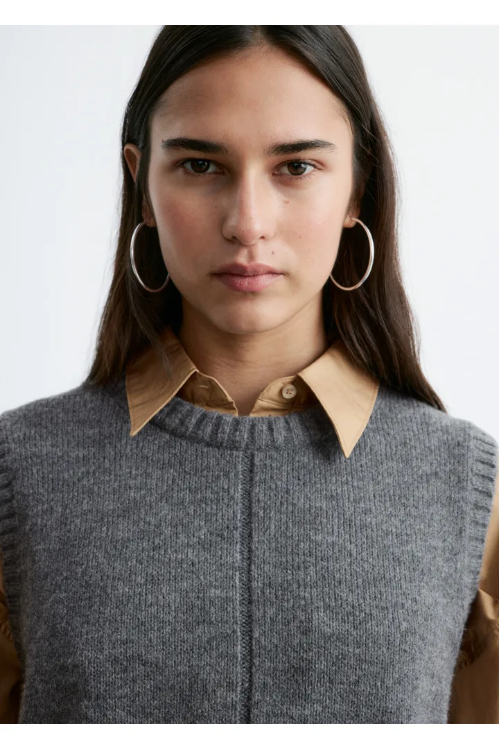 앤아더스토리즈 니트 스웨터 베스트의 다크 그레이컬러 ECOMLook입니다.