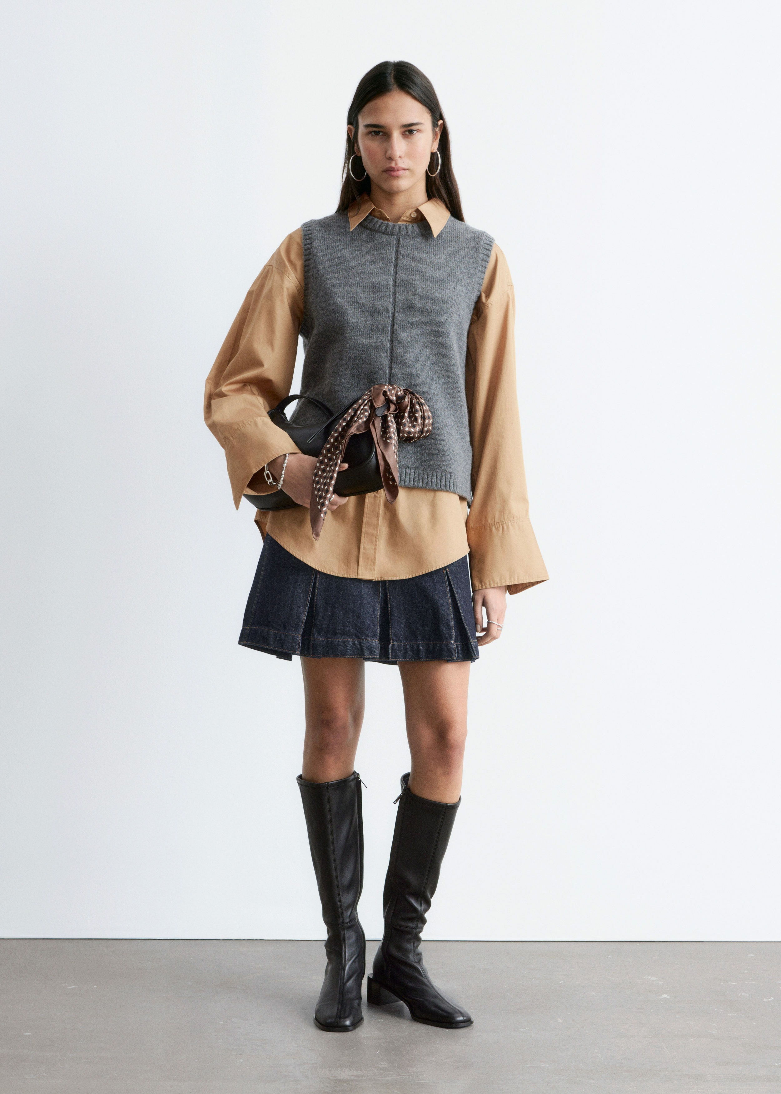 앤아더스토리즈 니트 스웨터 베스트의 다크 그레이컬러 ECOMLook입니다.