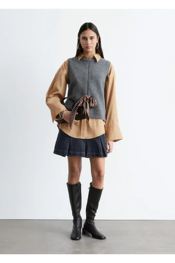 앤아더스토리즈 니트 스웨터 베스트의 다크 그레이컬러 ECOMLook입니다.