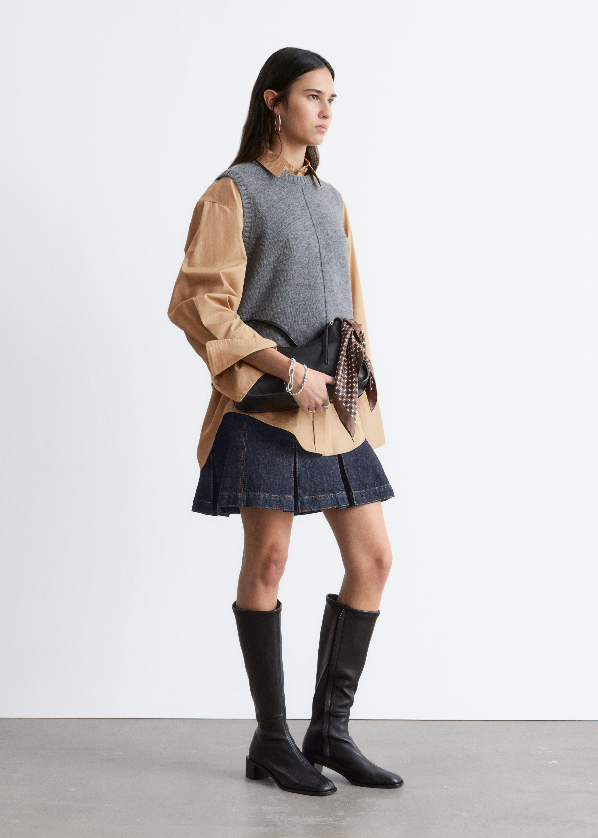 앤아더스토리즈 니트 스웨터 베스트의 다크 그레이컬러 ECOMLook입니다.