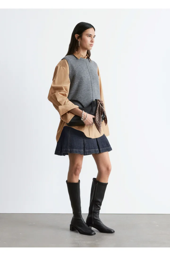 앤아더스토리즈 니트 스웨터 베스트의 다크 그레이컬러 ECOMLook입니다.