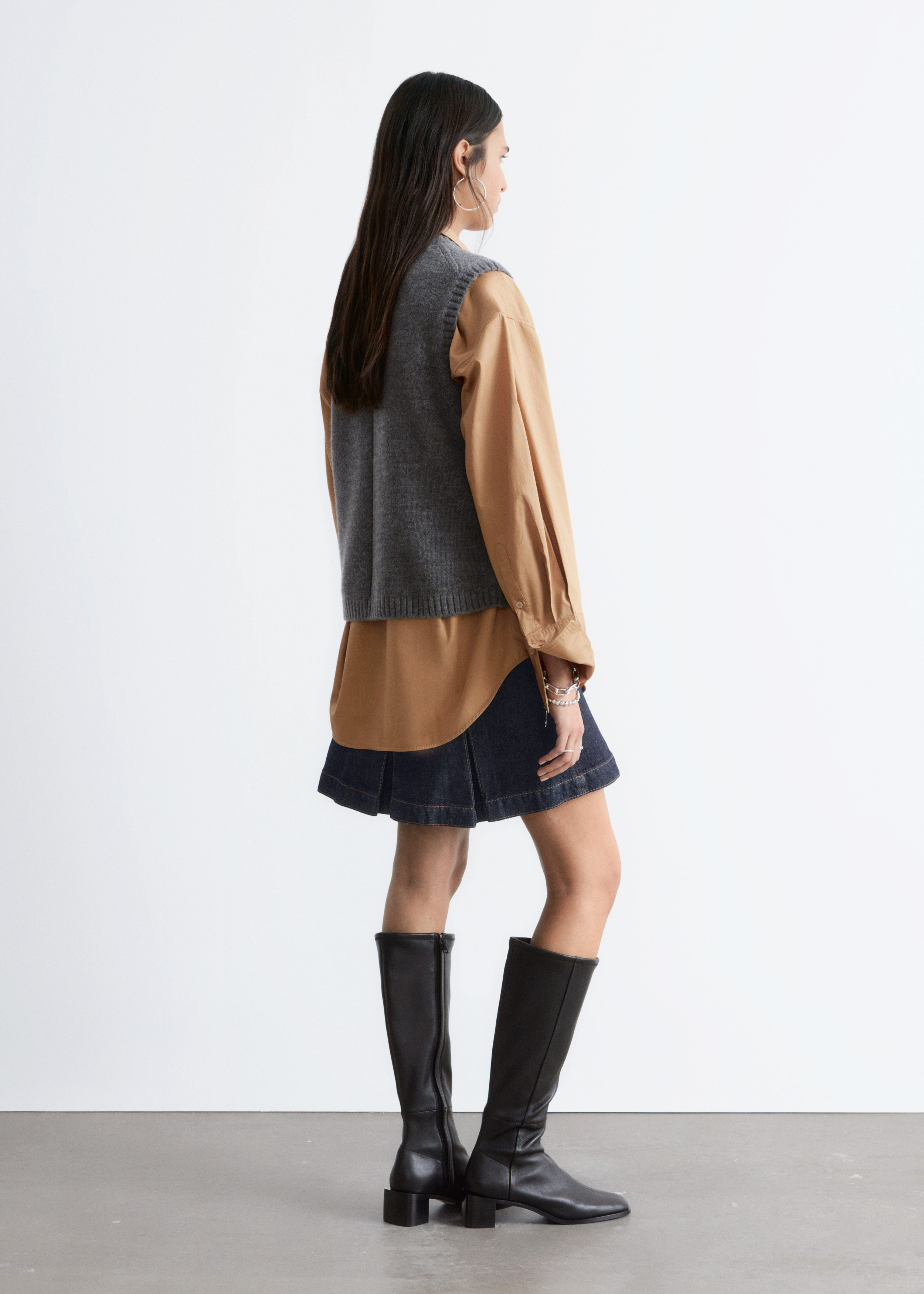 앤아더스토리즈 니트 스웨터 베스트의 다크 그레이컬러 ECOMLook입니다.