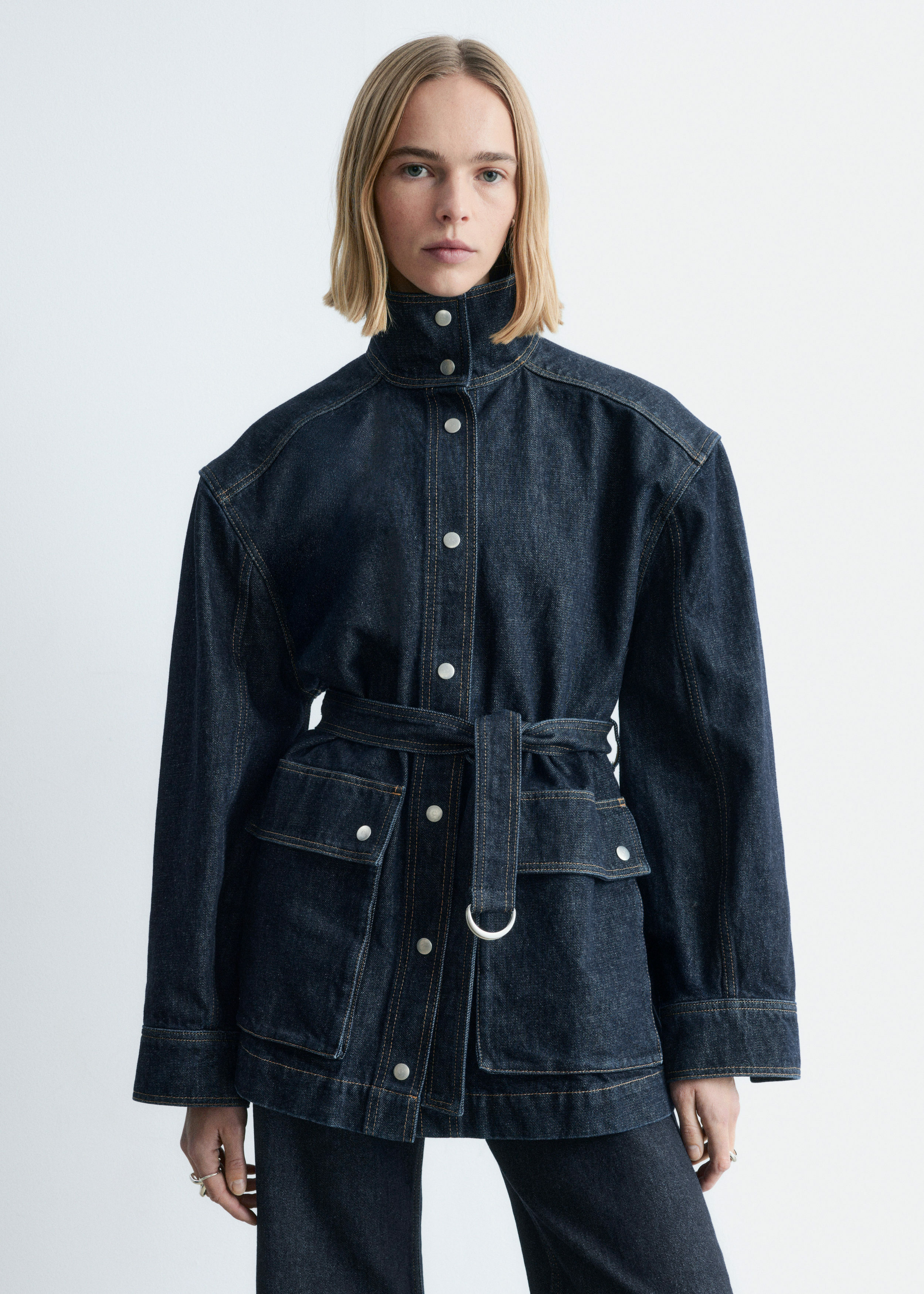 앤아더스토리즈 타이 벨트 데님 자켓의 네이비컬러 ECOMLook입니다.
