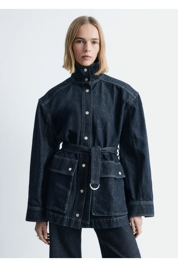 앤아더스토리즈 타이 벨트 데님 자켓의 네이비컬러 ECOMLook입니다.