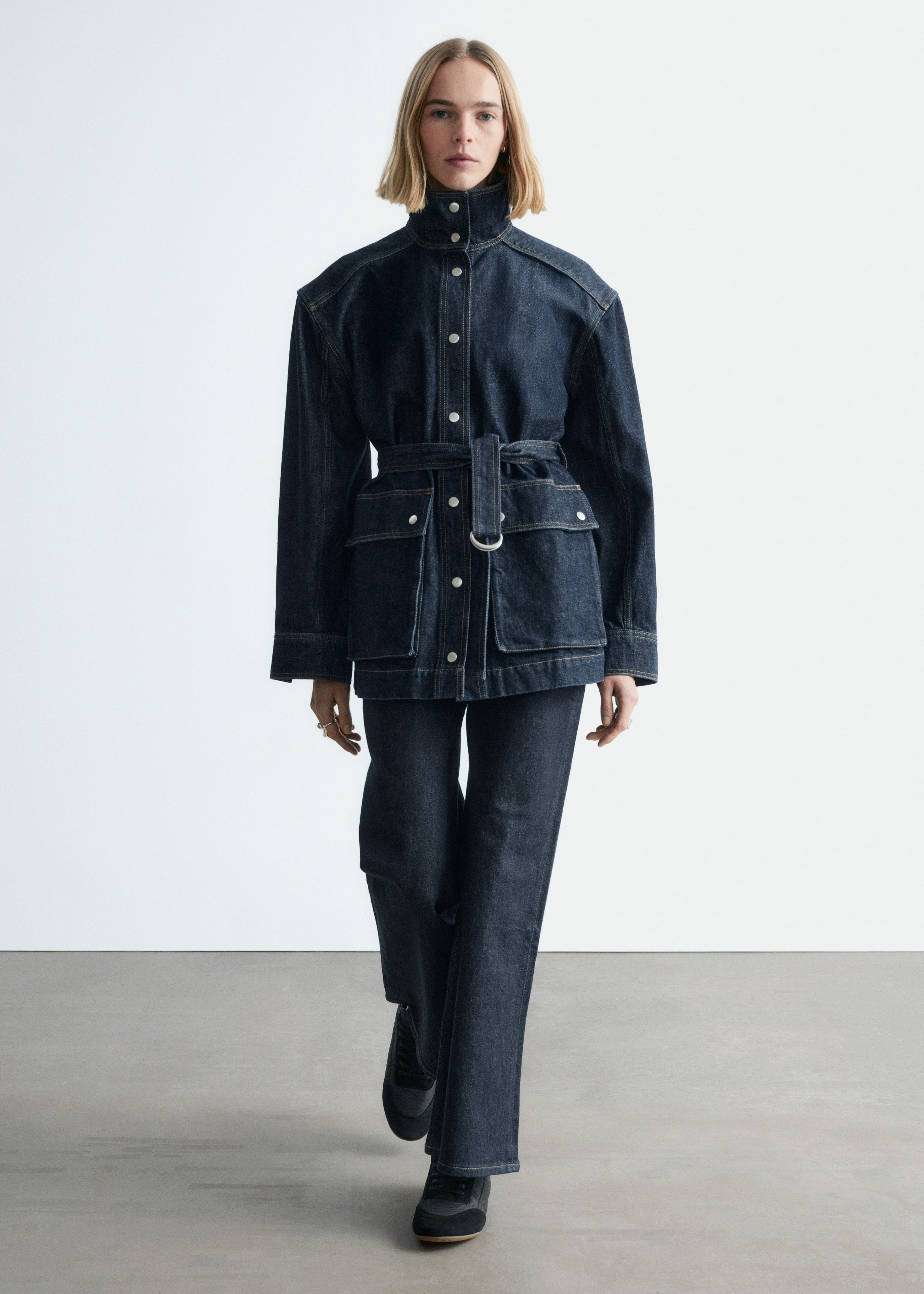 앤아더스토리즈 타이 벨트 데님 자켓의 네이비컬러 ECOMLook입니다.