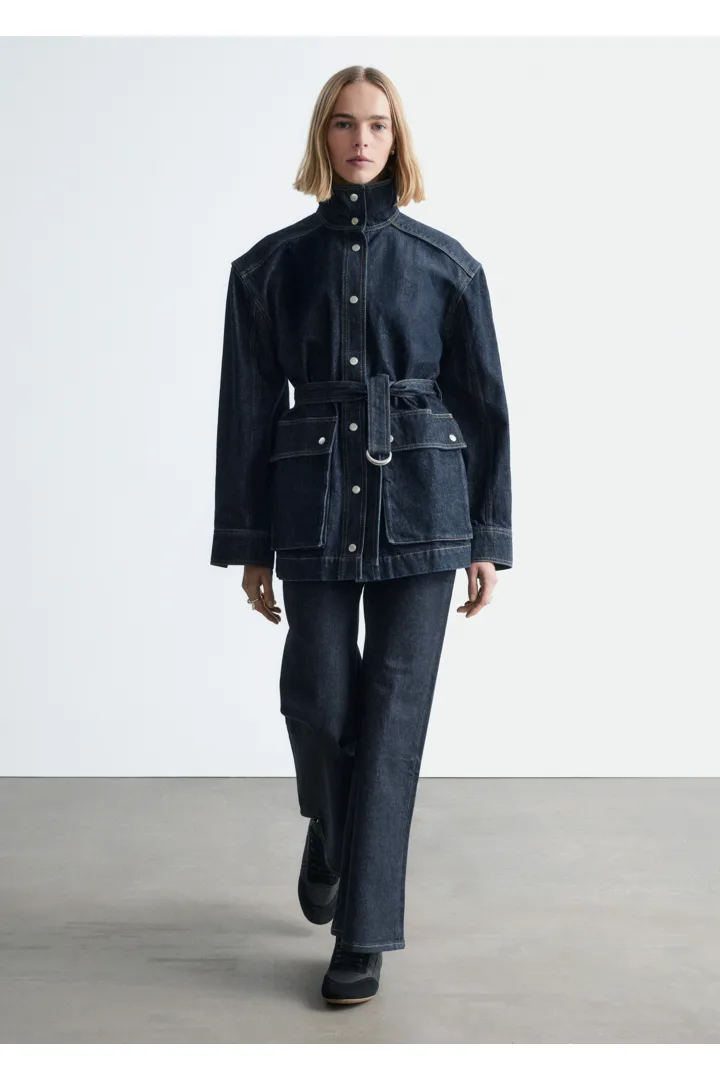 앤아더스토리즈 타이 벨트 데님 자켓의 네이비컬러 ECOMLook입니다.
