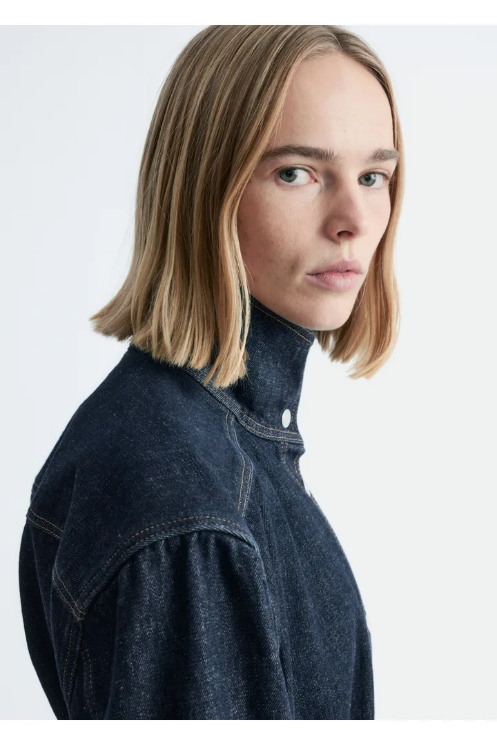 앤아더스토리즈 타이 벨트 데님 자켓의 네이비컬러 ECOMLook입니다.