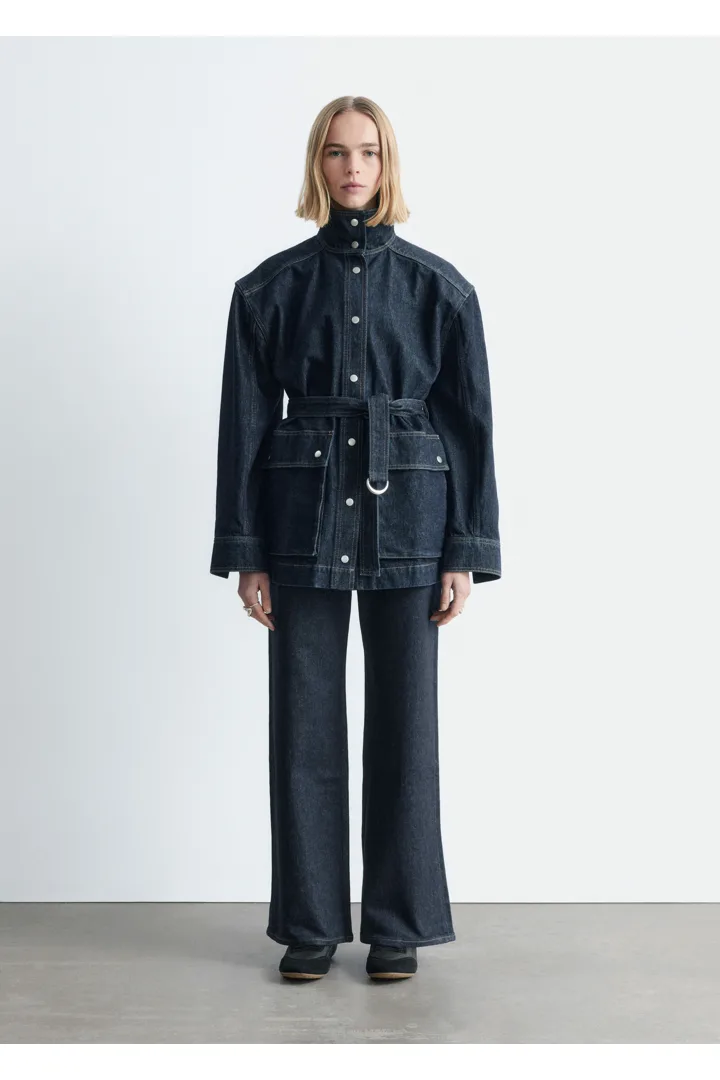 앤아더스토리즈 타이 벨트 데님 자켓의 네이비컬러 ECOMLook입니다.