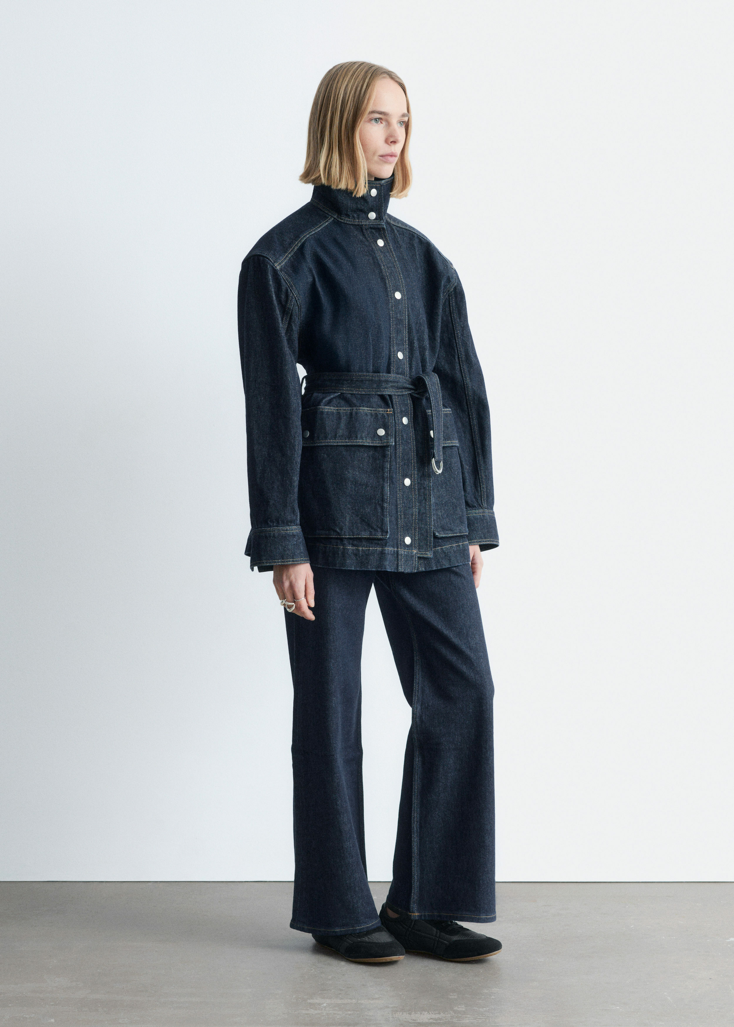 앤아더스토리즈 타이 벨트 데님 자켓의 네이비컬러 ECOMLook입니다.