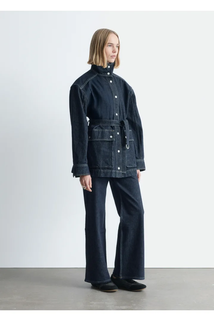 앤아더스토리즈 타이 벨트 데님 자켓의 네이비컬러 ECOMLook입니다.