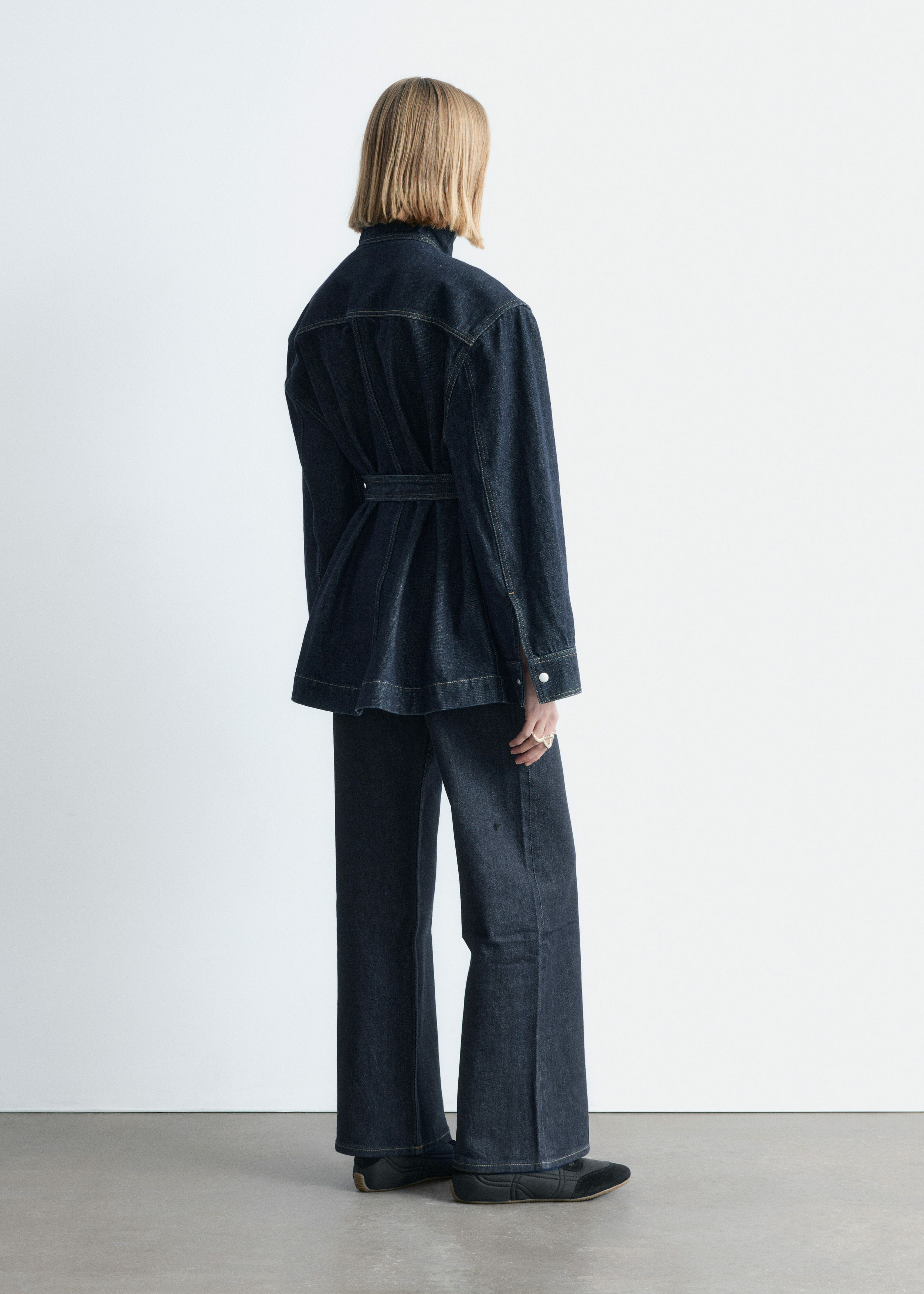 앤아더스토리즈 타이 벨트 데님 자켓의 네이비컬러 ECOMLook입니다.