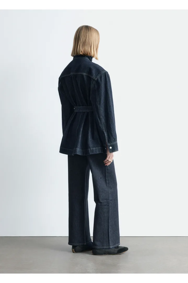 앤아더스토리즈 타이 벨트 데님 자켓의 네이비컬러 ECOMLook입니다.