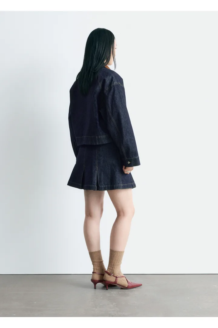 앤아더스토리즈 쇼트 코드 카라 데님 자켓의 네이비컬러 ECOMLook입니다.