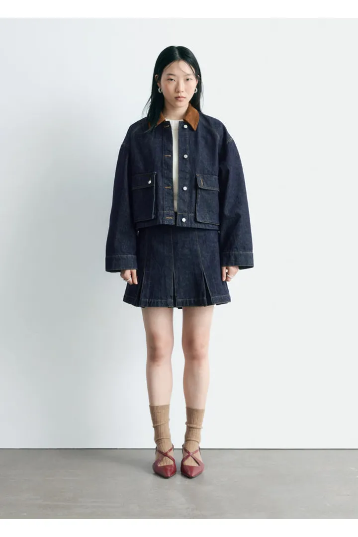 앤아더스토리즈 쇼트 코드 카라 데님 자켓의 네이비컬러 ECOMLook입니다.