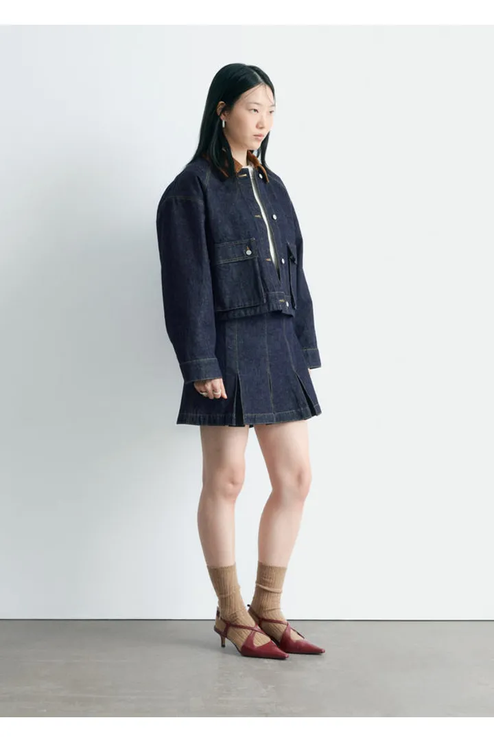 앤아더스토리즈 쇼트 코드 카라 데님 자켓의 네이비컬러 ECOMLook입니다.