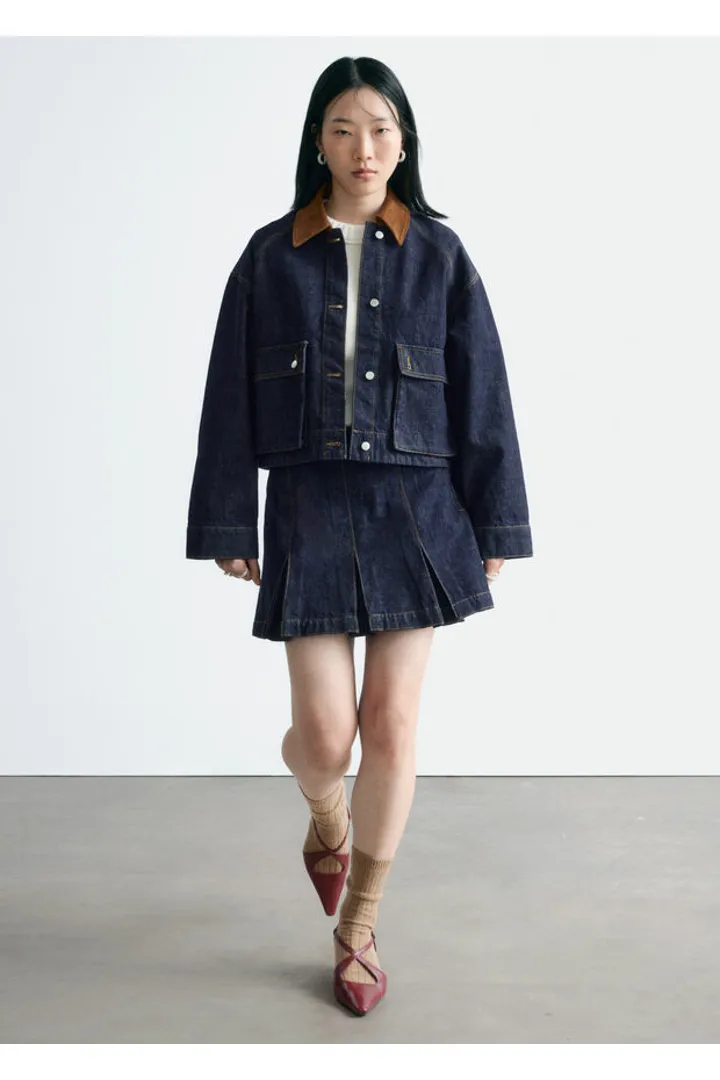 앤아더스토리즈 쇼트 코드 카라 데님 자켓의 네이비컬러 ECOMLook입니다.