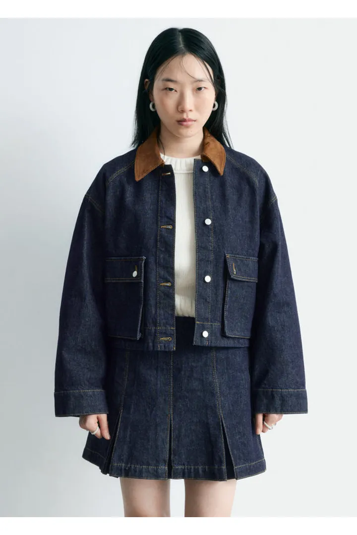 앤아더스토리즈 쇼트 코드 카라 데님 자켓의 네이비컬러 ECOMLook입니다.