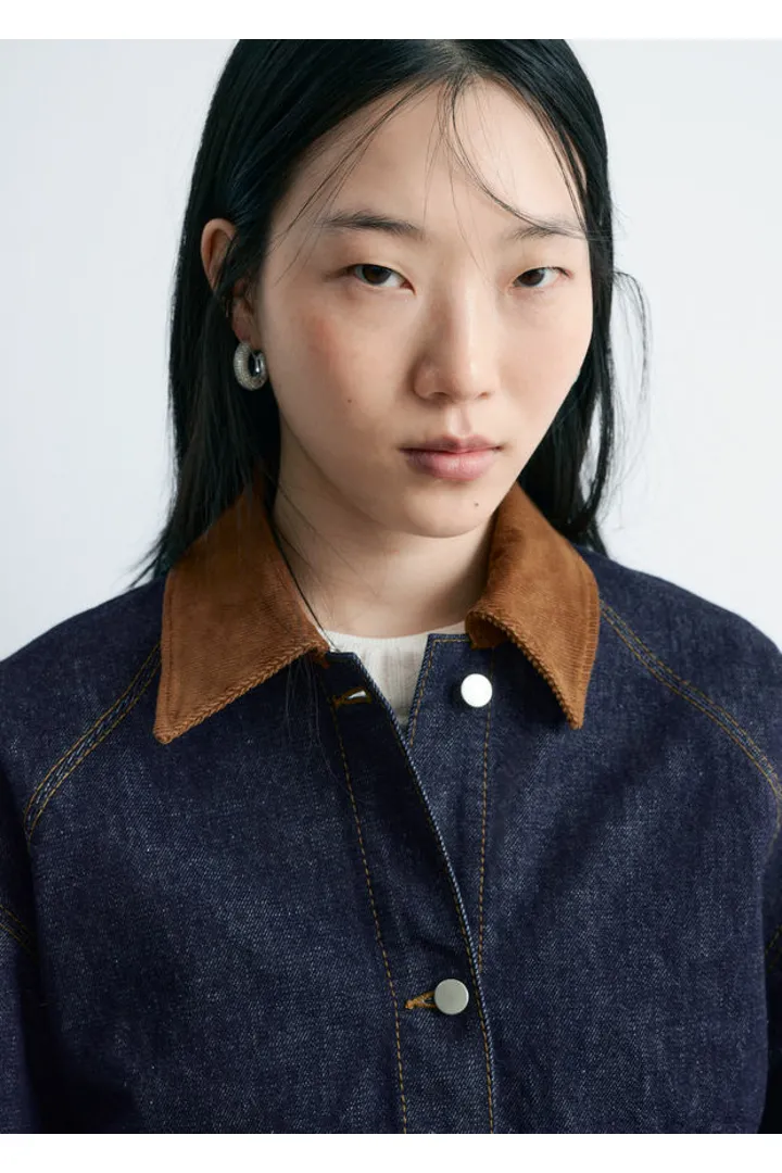 앤아더스토리즈 쇼트 코드 카라 데님 자켓의 네이비컬러 ECOMLook입니다.