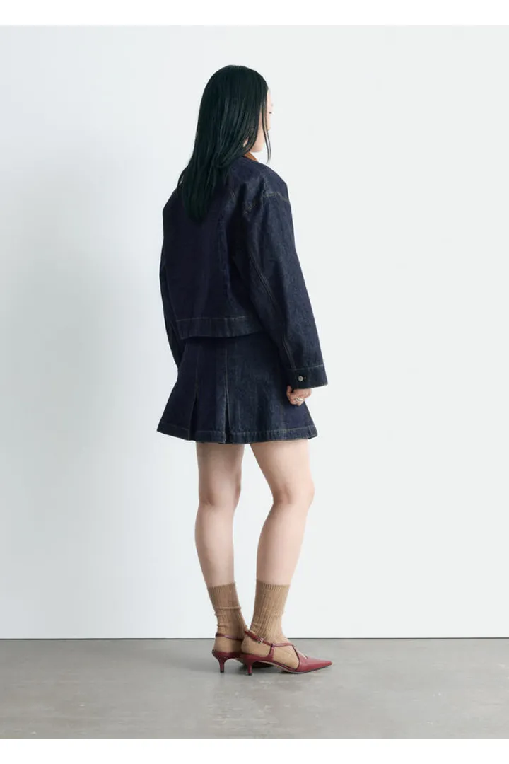 앤아더스토리즈 쇼트 코드 카라 데님 자켓의 네이비컬러 ECOMLook입니다.