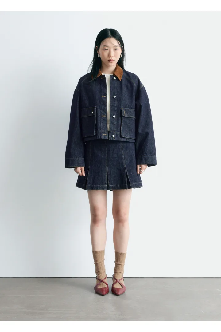 앤아더스토리즈 쇼트 코드 카라 데님 자켓의 네이비컬러 ECOMLook입니다.