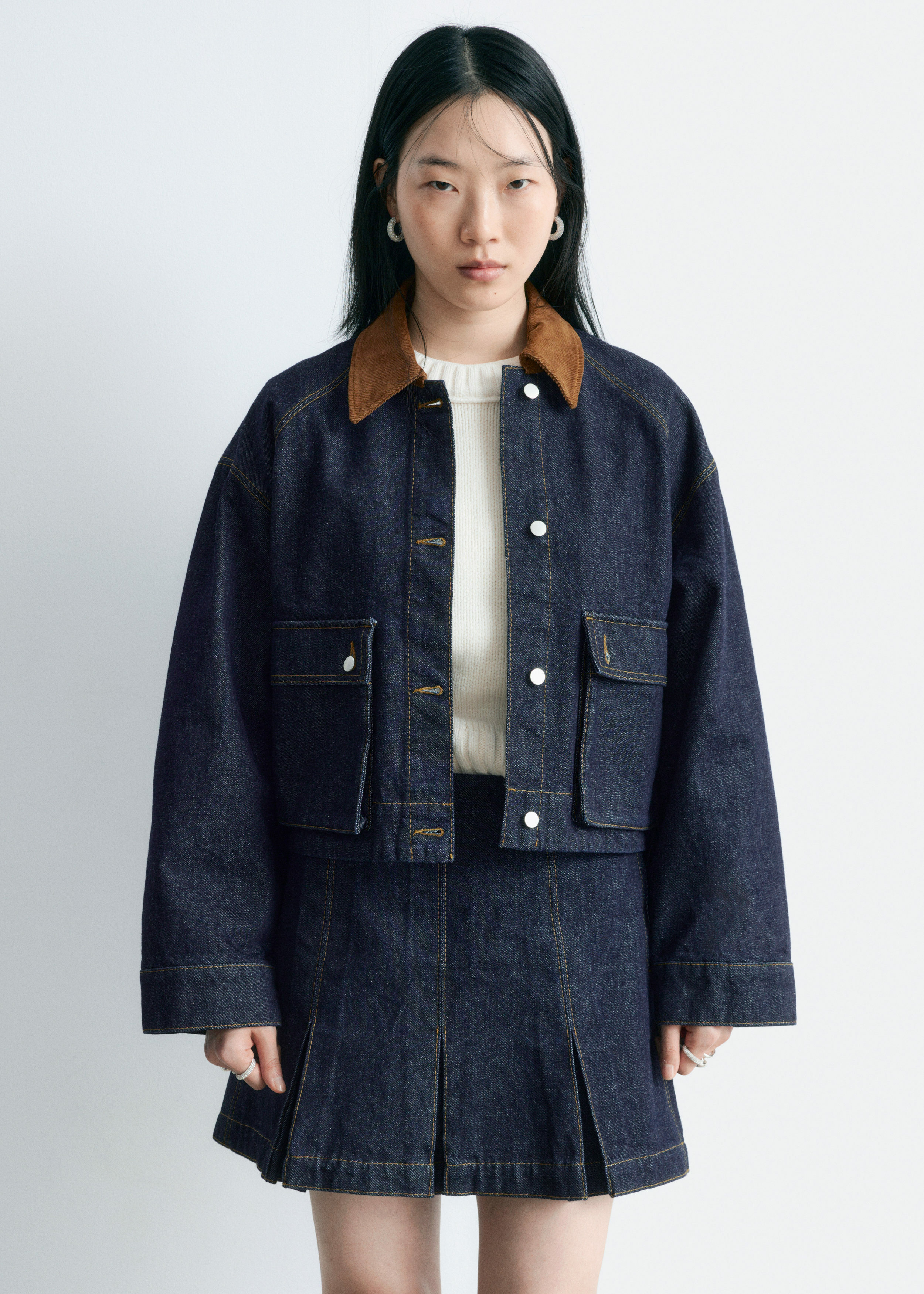 앤아더스토리즈 쇼트 코드 카라 데님 자켓의 네이비컬러 ECOMLook입니다.