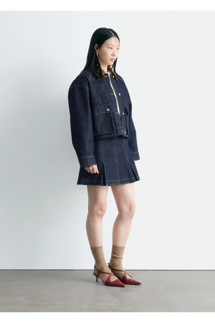 앤아더스토리즈 쇼트 코드 카라 데님 자켓의 네이비컬러 ECOMLook입니다.