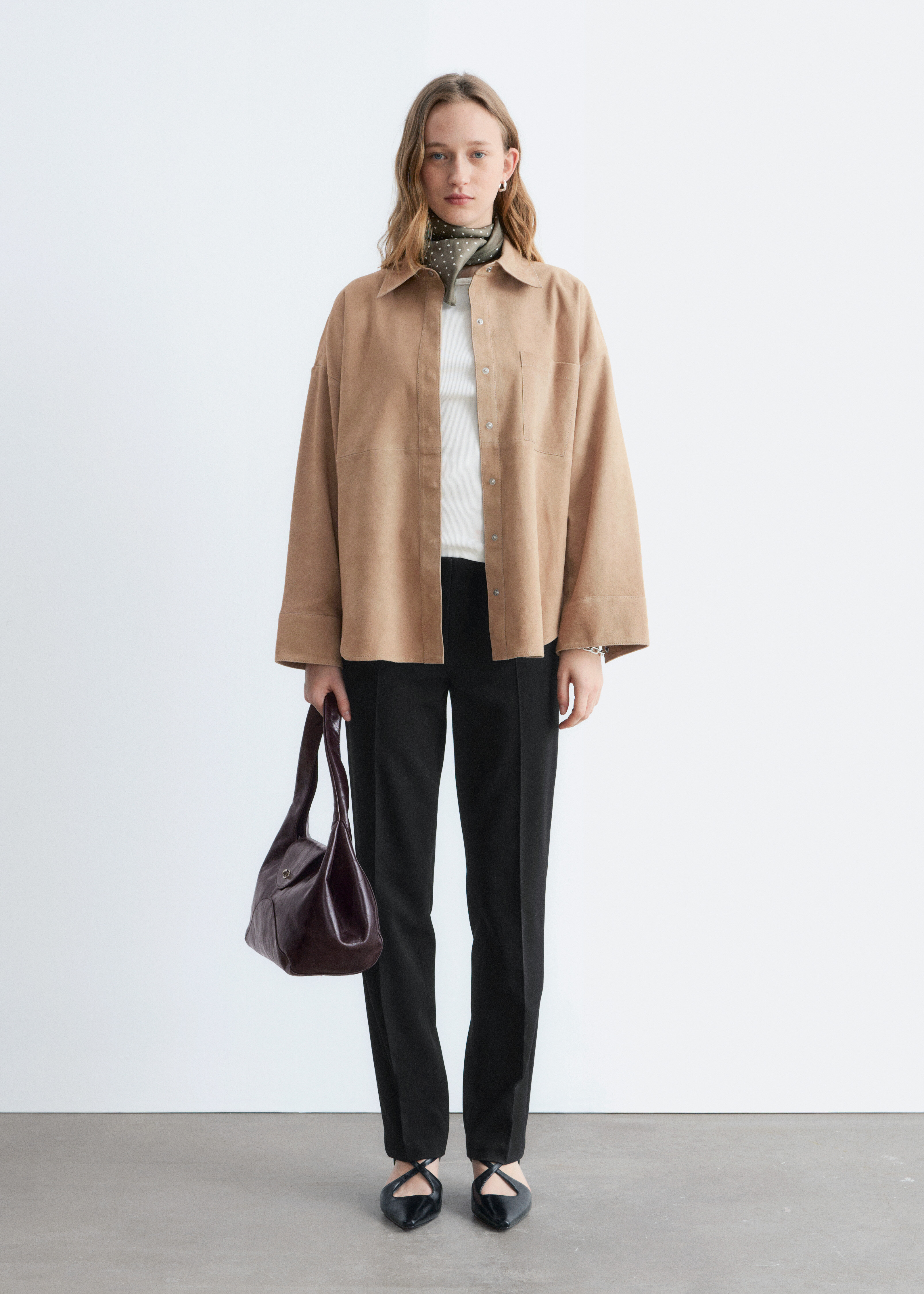 앤아더스토리즈 스웨이드 셔츠의 베이지컬러 ECOMLook입니다.