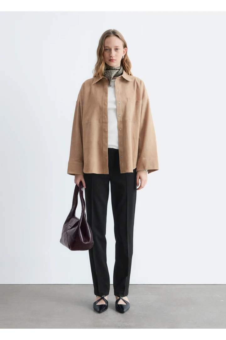 앤아더스토리즈 스웨이드 셔츠의 베이지컬러 ECOMLook입니다.