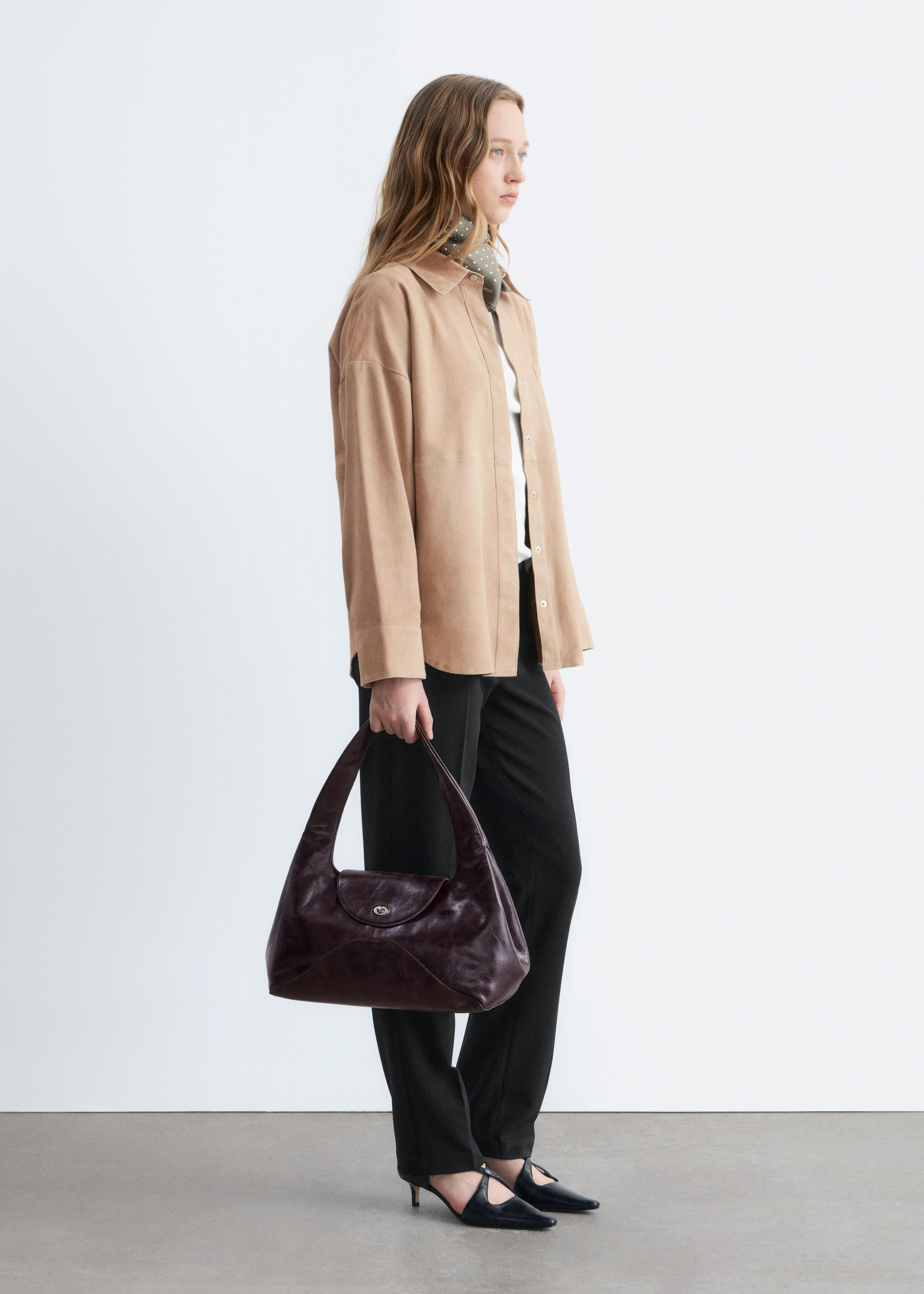 앤아더스토리즈 스웨이드 셔츠의 베이지컬러 ECOMLook입니다.