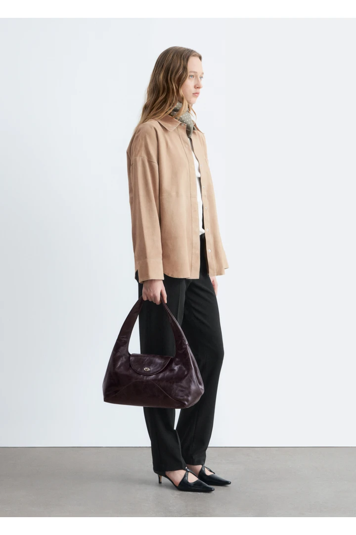 앤아더스토리즈 스웨이드 셔츠의 베이지컬러 ECOMLook입니다.