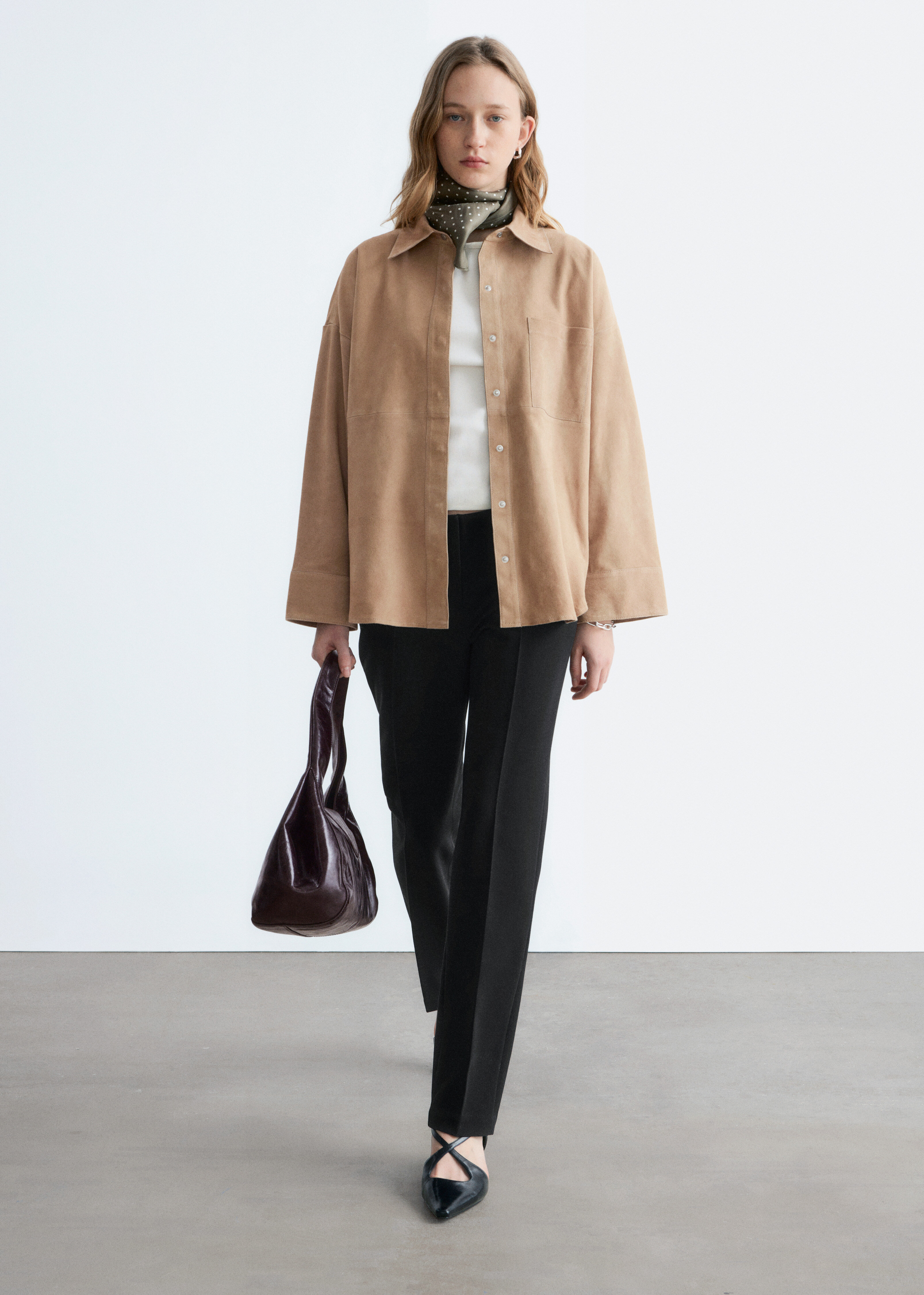 앤아더스토리즈 스웨이드 셔츠의 베이지컬러 ECOMLook입니다.