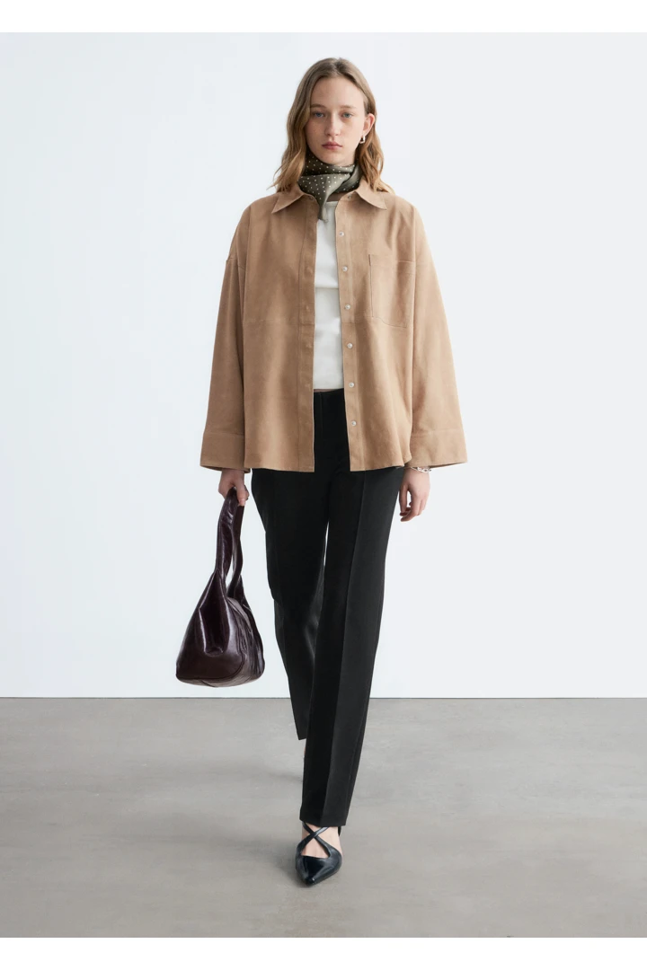 앤아더스토리즈 스웨이드 셔츠의 베이지컬러 ECOMLook입니다.