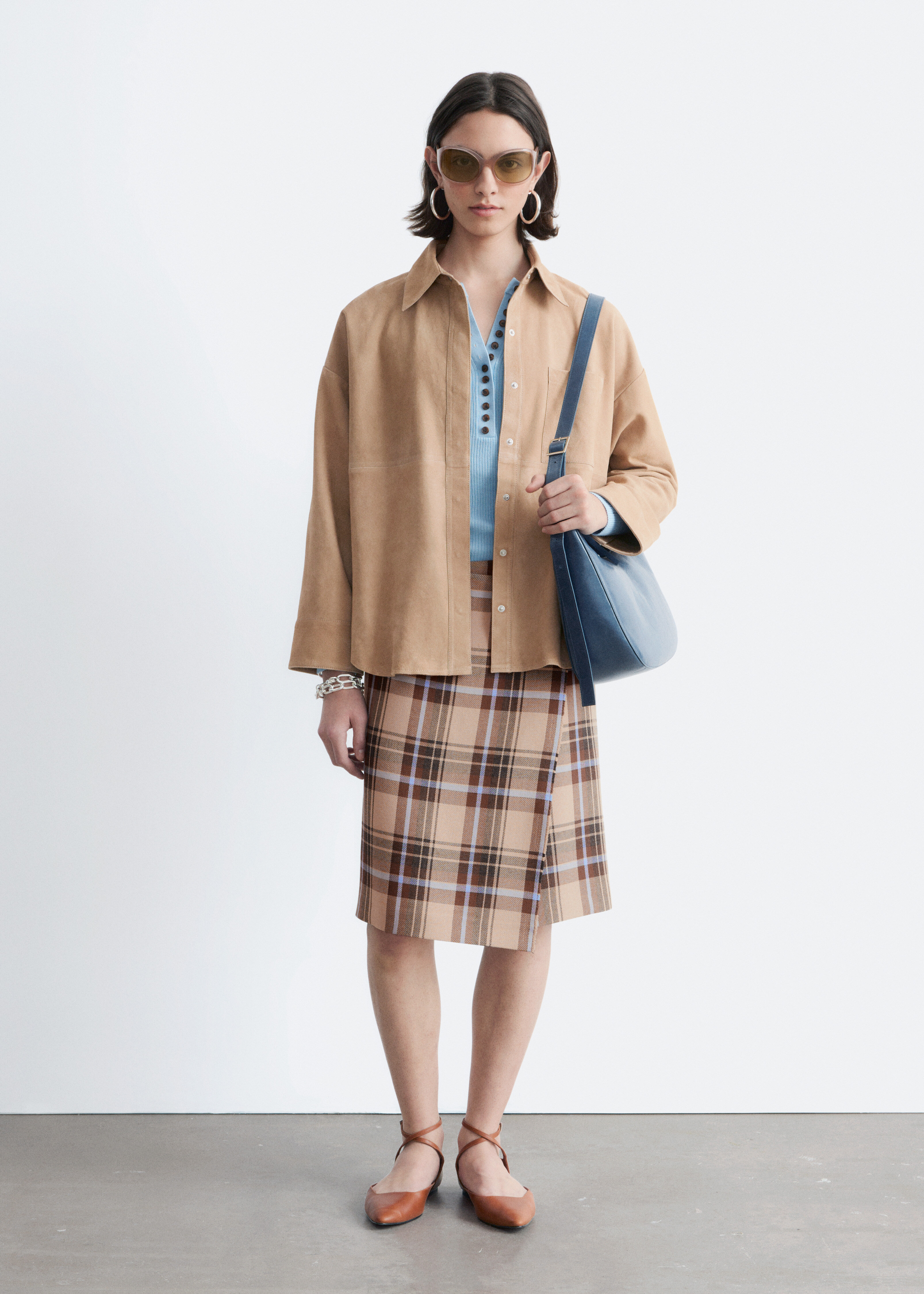 앤아더스토리즈 스웨이드 셔츠의 베이지컬러 ECOMLook입니다.