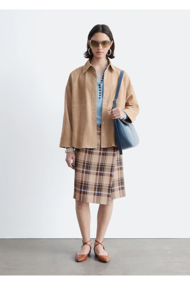 앤아더스토리즈 스웨이드 셔츠의 베이지컬러 ECOMLook입니다.