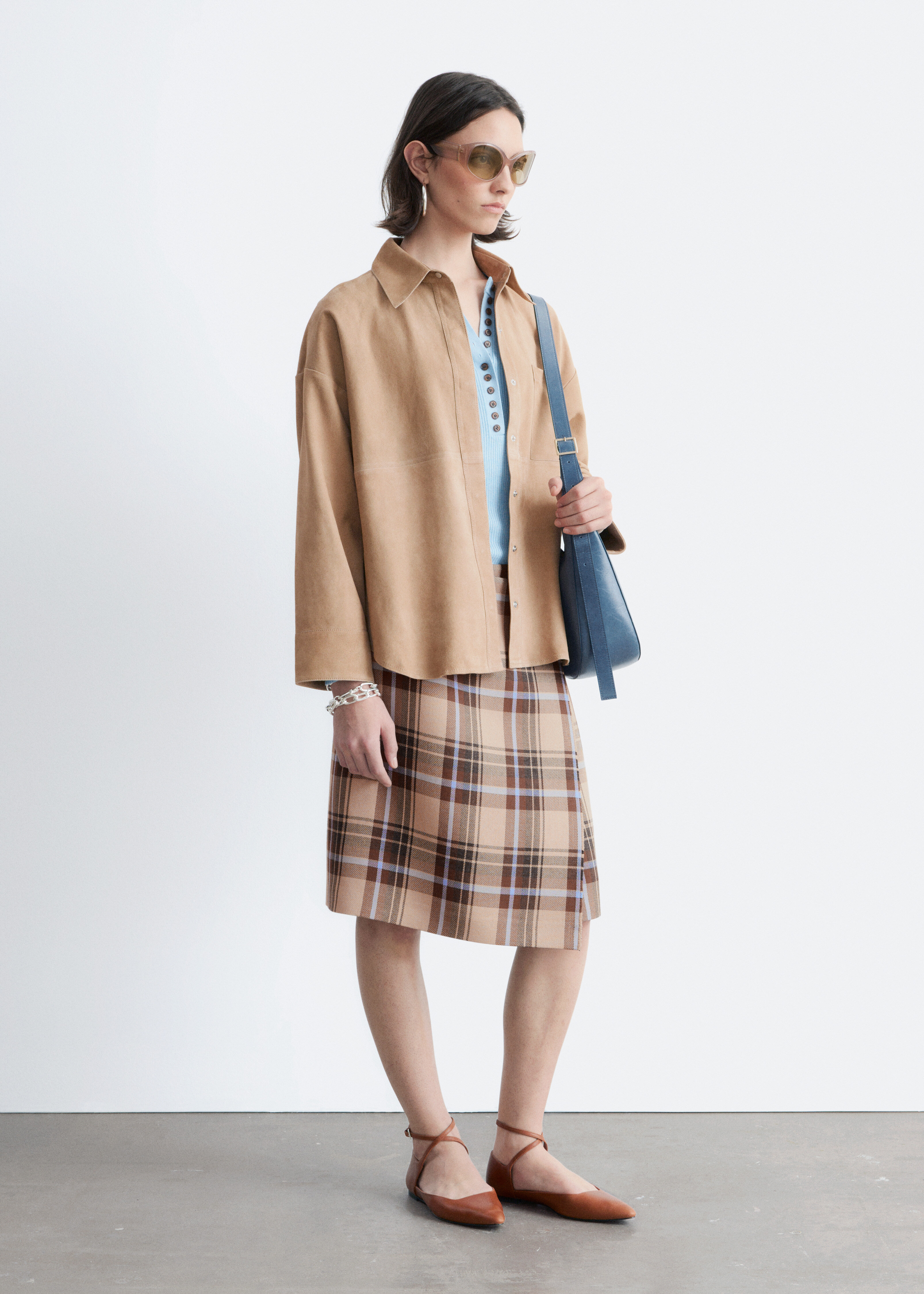 앤아더스토리즈 스웨이드 셔츠의 베이지컬러 ECOMLook입니다.