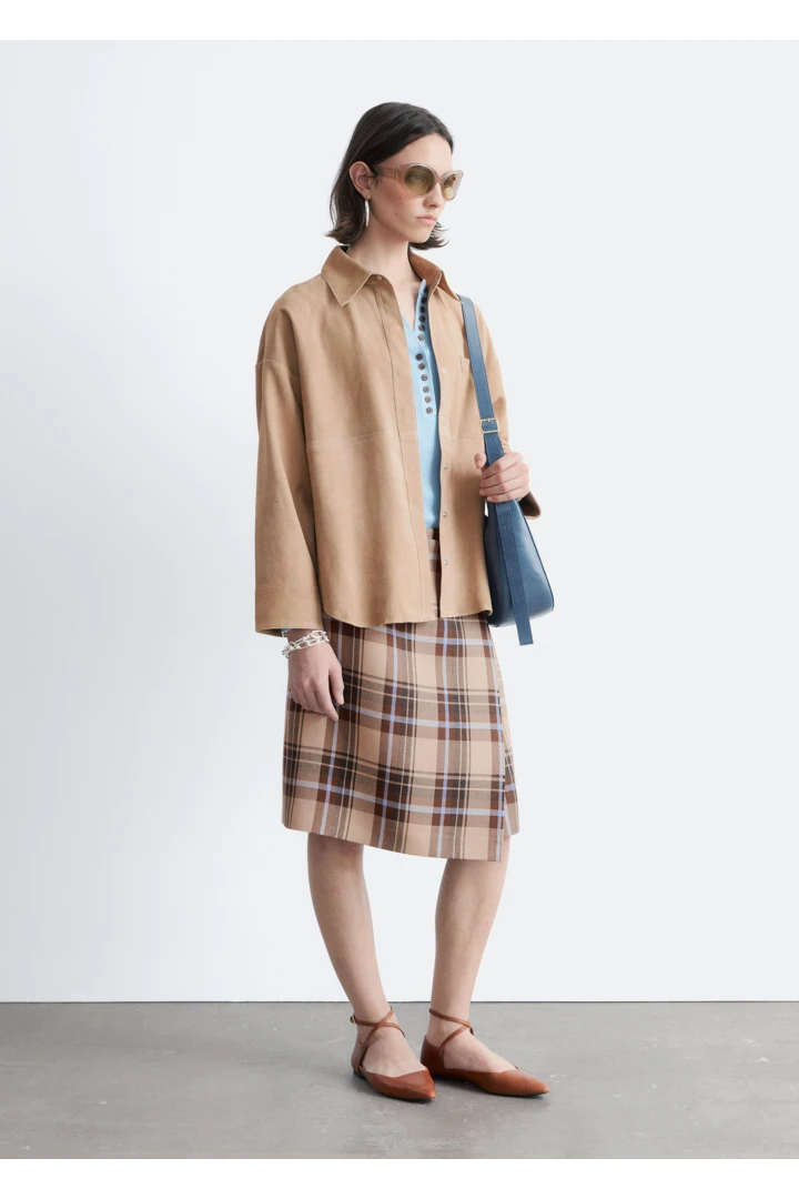 앤아더스토리즈 스웨이드 셔츠의 베이지컬러 ECOMLook입니다.