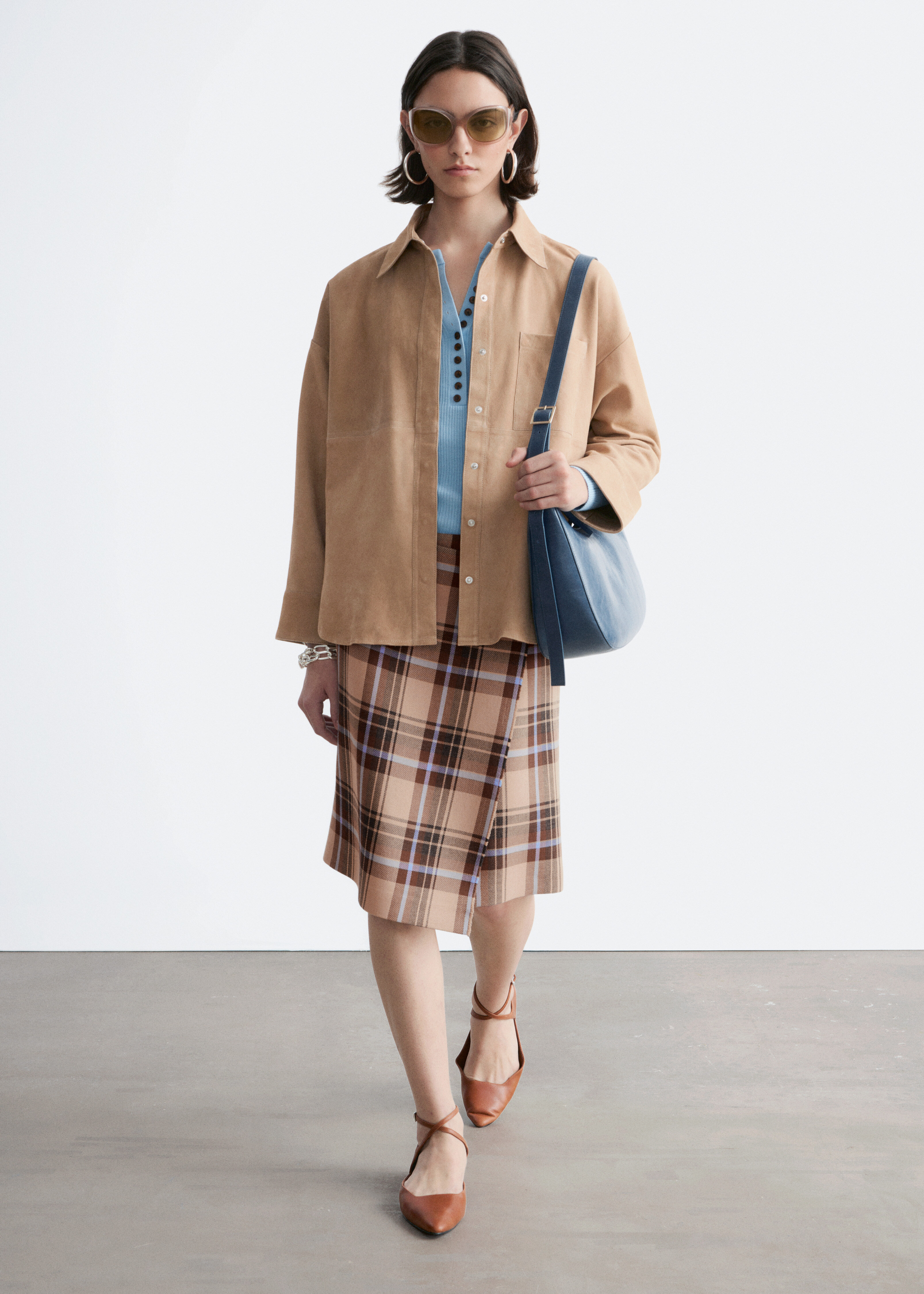 앤아더스토리즈 스웨이드 셔츠의 베이지컬러 ECOMLook입니다.