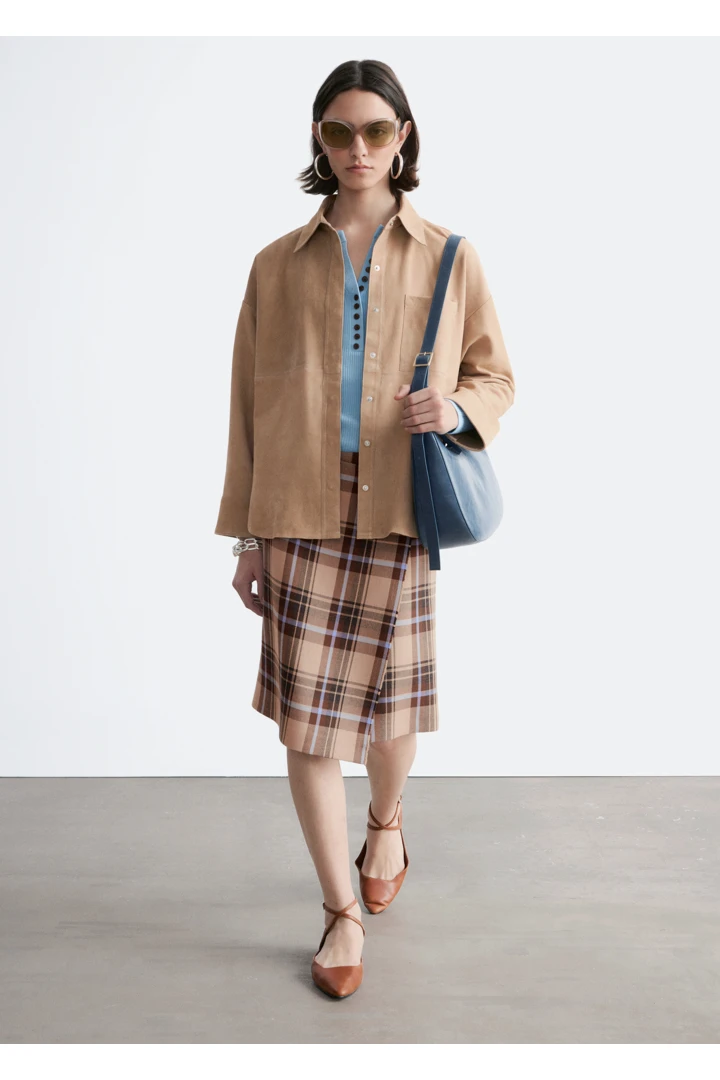 앤아더스토리즈 스웨이드 셔츠의 베이지컬러 ECOMLook입니다.