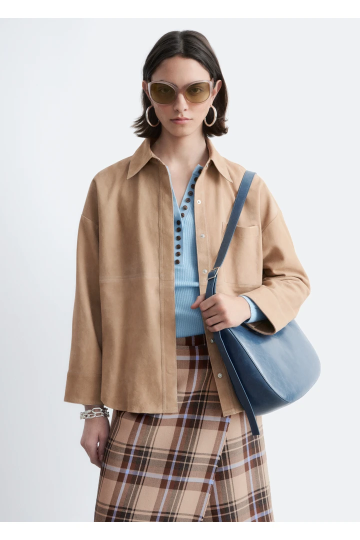 앤아더스토리즈 스웨이드 셔츠의 베이지컬러 ECOMLook입니다.