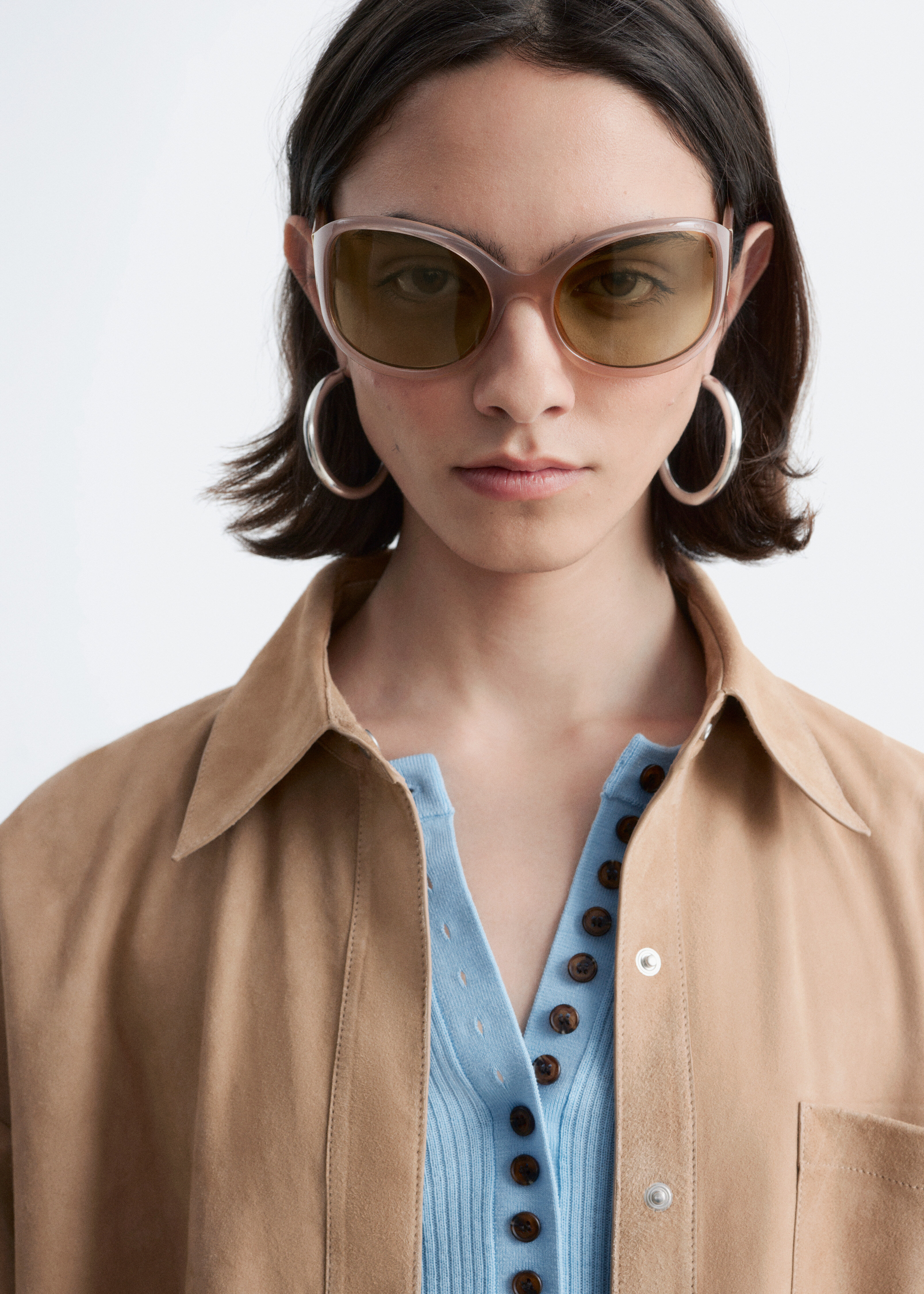 앤아더스토리즈 스웨이드 셔츠의 베이지컬러 ECOMLook입니다.