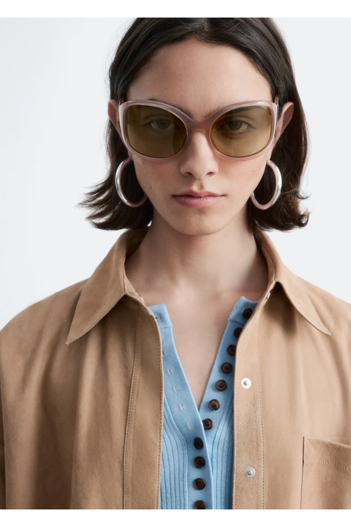 앤아더스토리즈 스웨이드 셔츠의 베이지컬러 ECOMLook입니다.