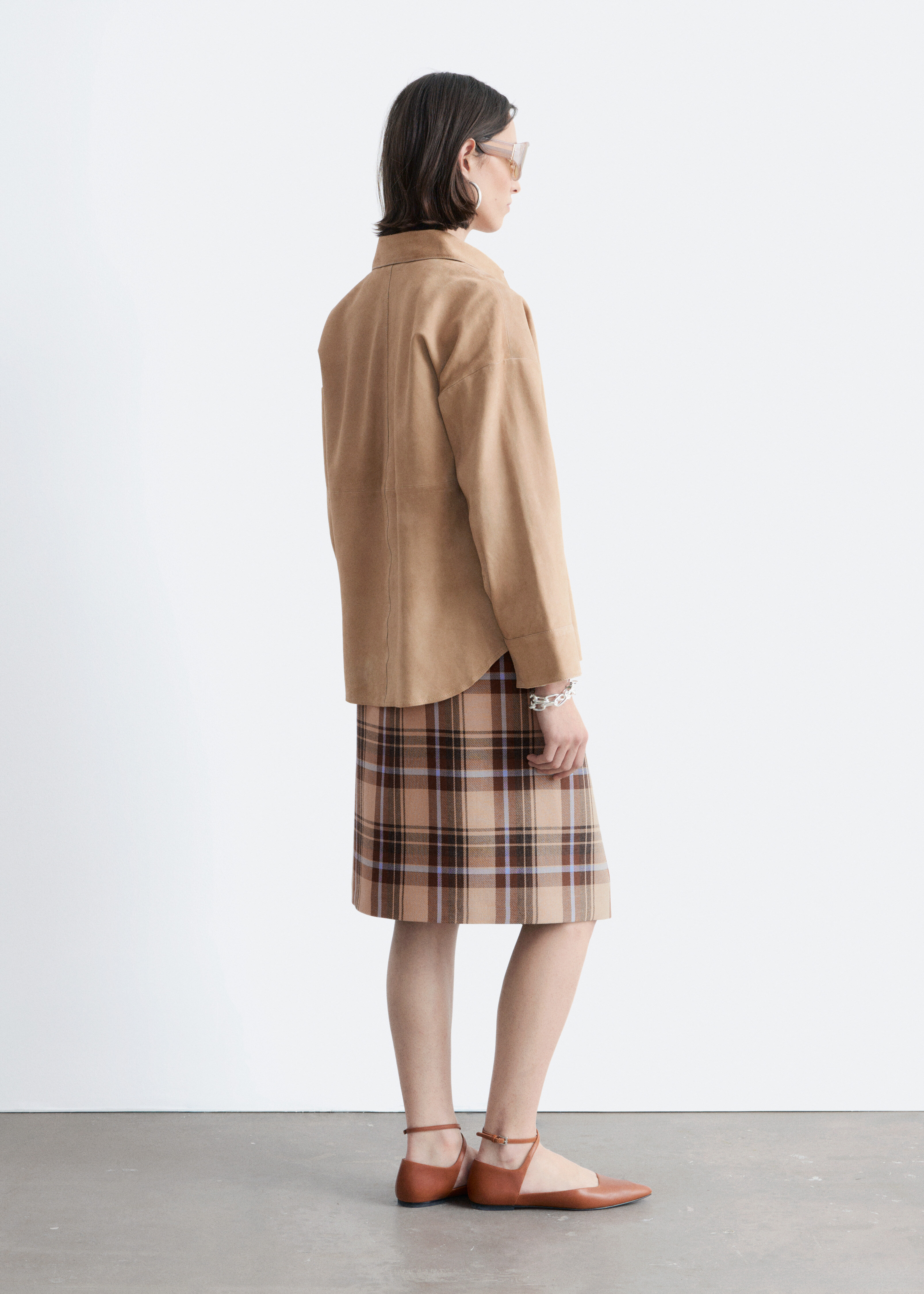 앤아더스토리즈 스웨이드 셔츠의 베이지컬러 ECOMLook입니다.