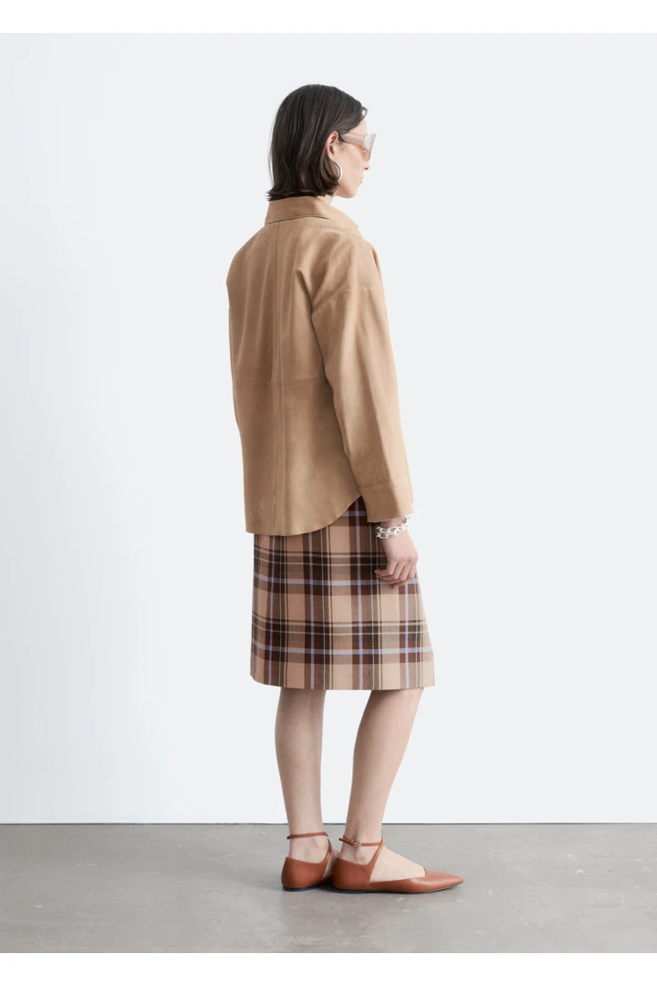 앤아더스토리즈 스웨이드 셔츠의 베이지컬러 ECOMLook입니다.