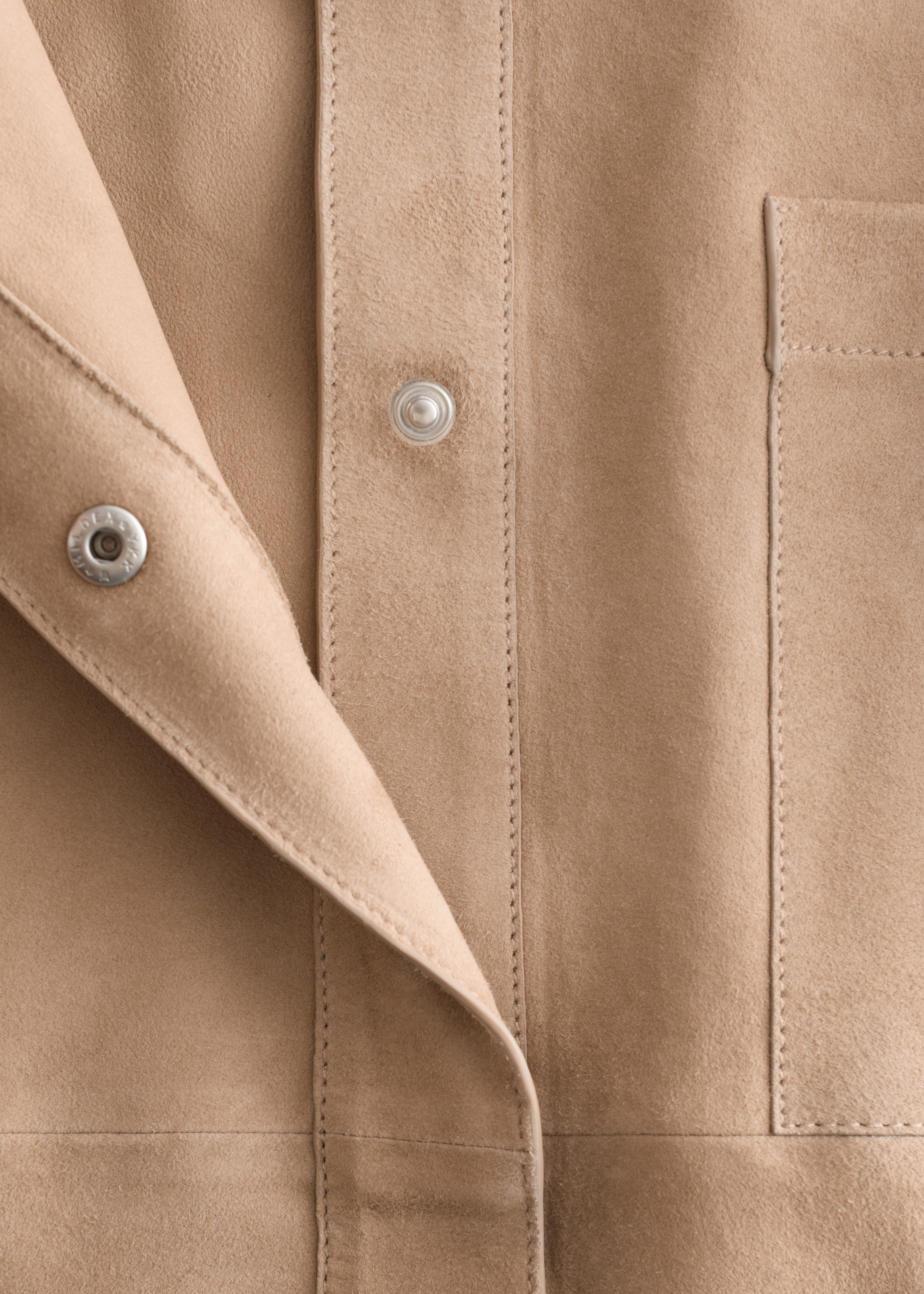 앤아더스토리즈 스웨이드 셔츠의 베이지컬러 Detail입니다.