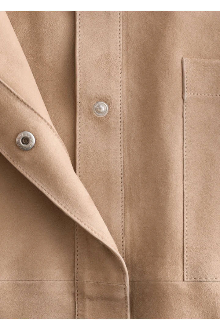 앤아더스토리즈 스웨이드 셔츠의 베이지컬러 Detail입니다.