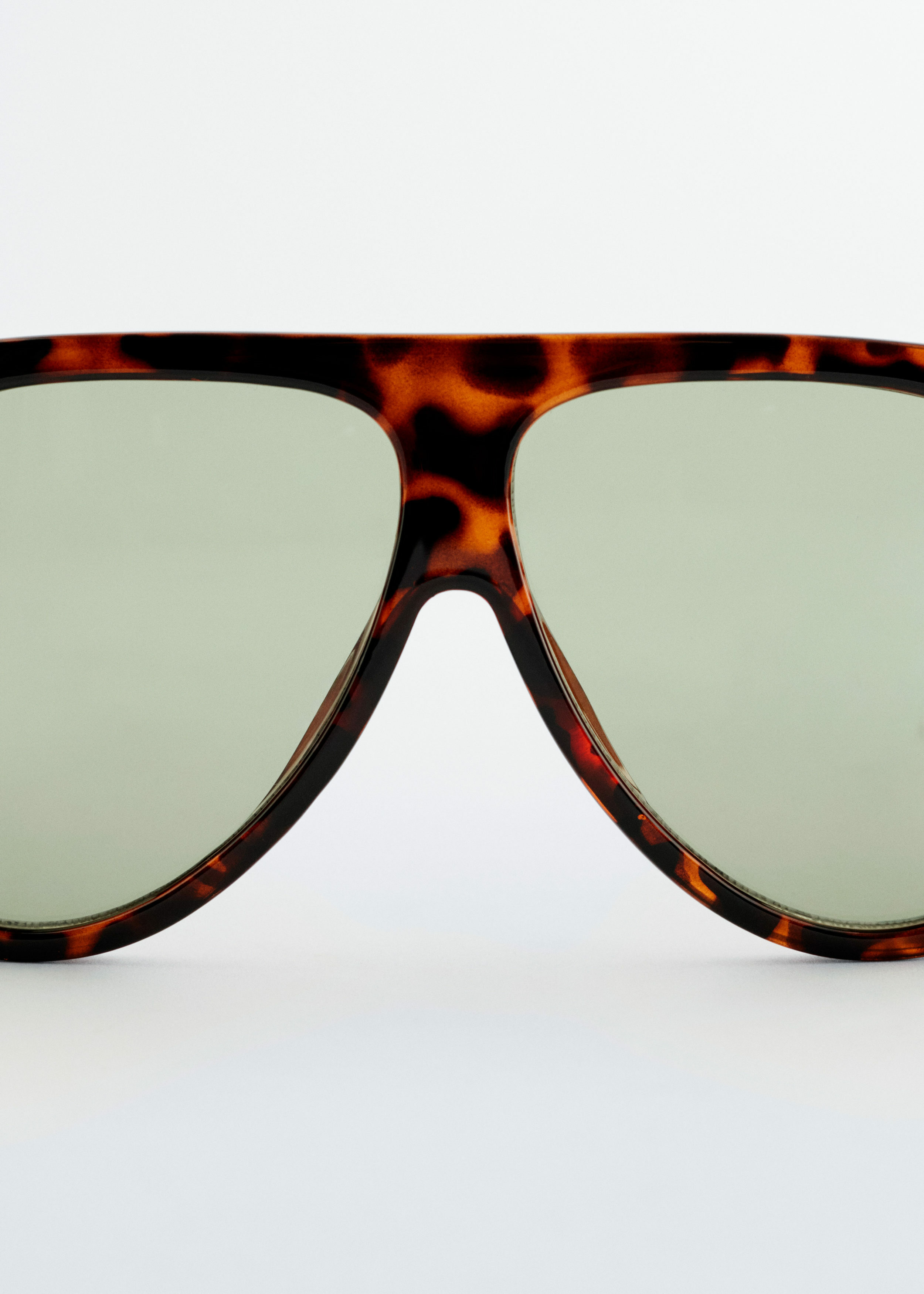 앤아더스토리즈 오버사이즈 애비에이터 선글라스의 브라운 터토이즈컬러 Product입니다.