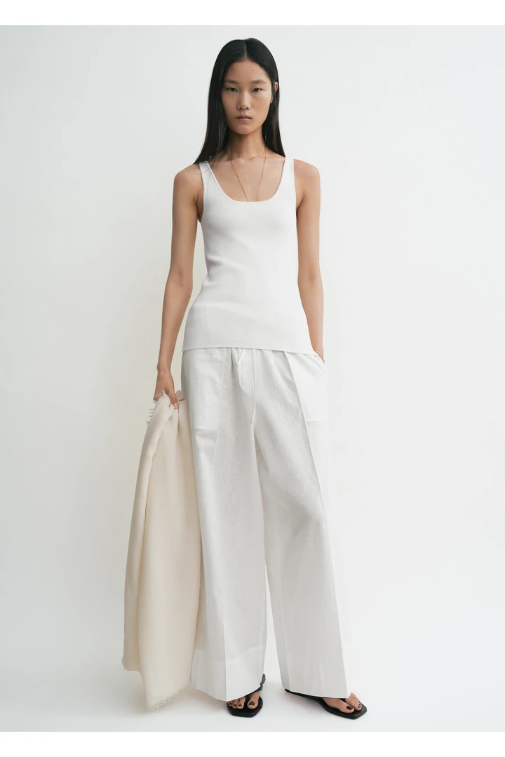 TOTEME 컴팩트 니트 탱크탑 화이트의 화이트컬러 1번쨰 이미지입니다.