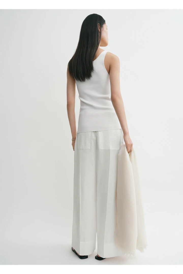 TOTEME 컴팩트 니트 탱크탑 화이트의 화이트컬러 2번쨰 이미지입니다.